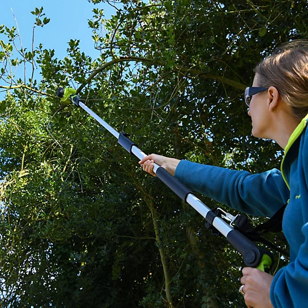 Garden Gear 12V Telescopic Chainsaw Kit.